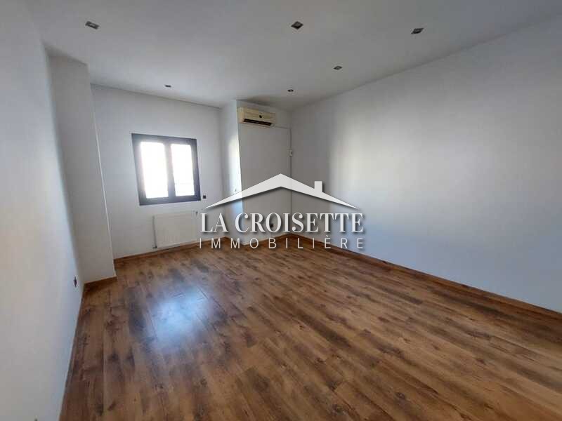 Villa S+3 avec piscine à la Soukra 